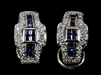 ÖRHÄNGEN, carréslipade blå safirer och briljantslipade diamanter, tot. ca 0.40 ct.