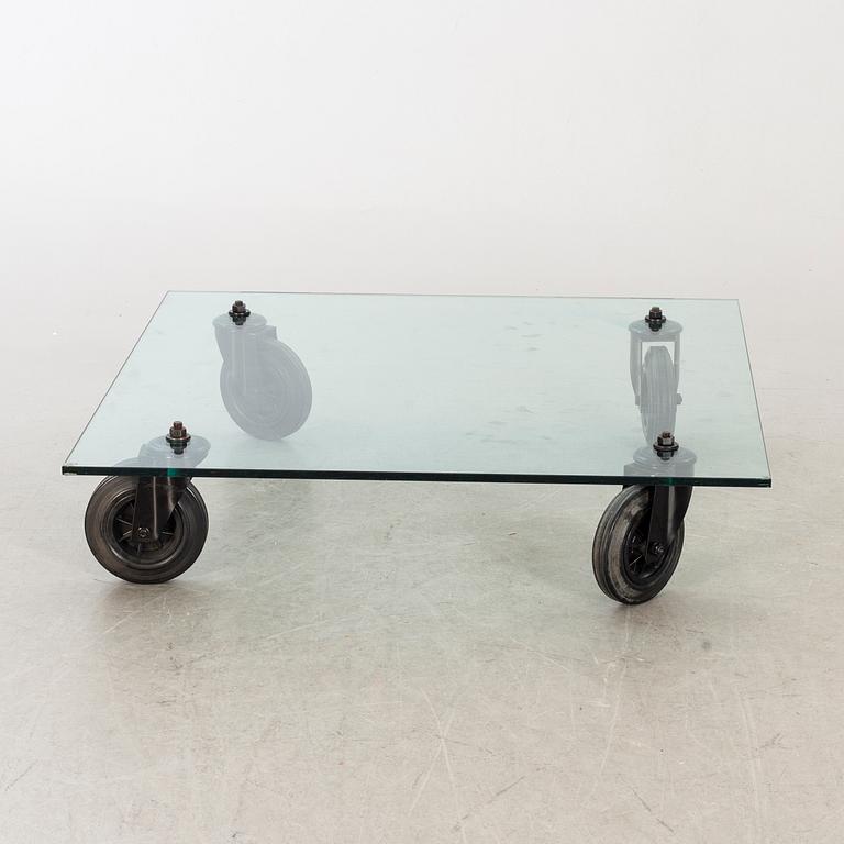 A GAE AULENTI "TAVOLO CON RUOTE" SOFA TABLE, marked Schopenhauer Grupo Fontana Arte, Italy.