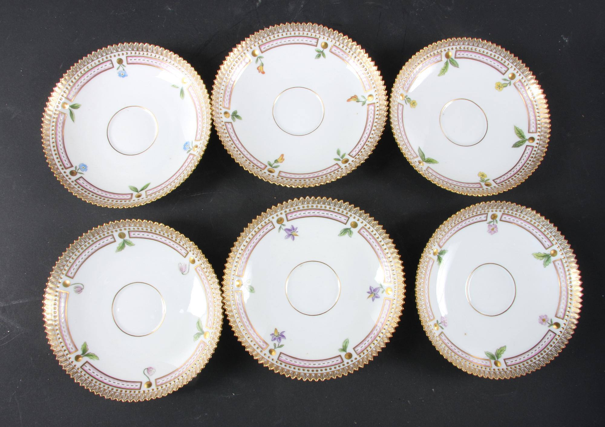 KOPPAR MED FAT samt ASSIETTER, 6+6 st, porslin. "Flora Danica" Royal Copenhagen, "Hausmalerei" på license.