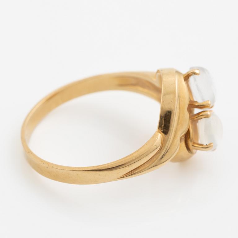 Ring 18K guld med två cabochonslipade månstenar.