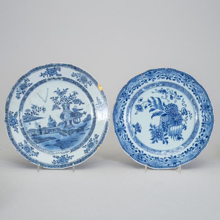 TALLRIKAR, åtta stycken, kompaniporslin. Qingdynastin, Qianlong (1736-95).