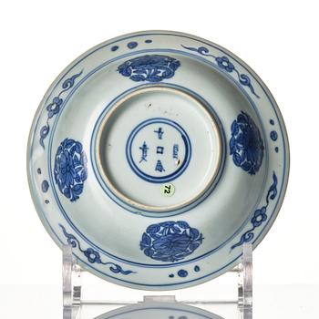 A blue and white wine ewer and a dish, Ming dynasty, Wanli (1572-1620).