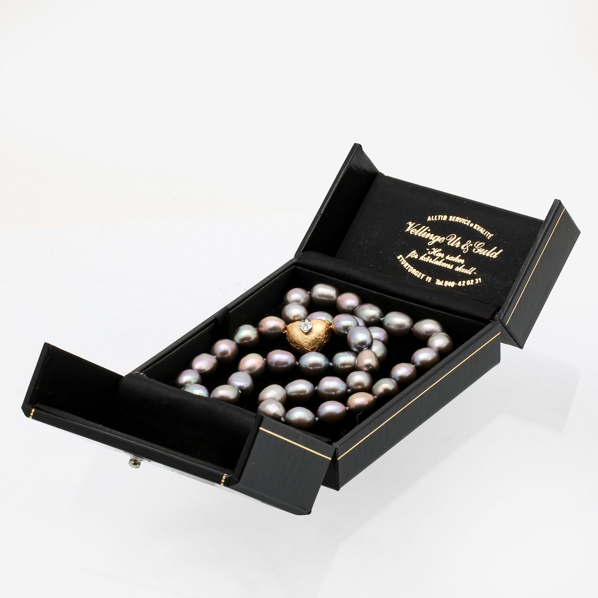 Necklace grey freshwater-pearls approx 8 mm, clasp 18k gold with 3 brilliant-cut diamonds.