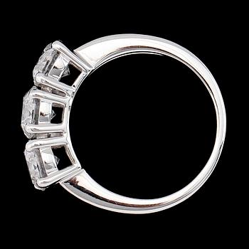 RING, 18K vitguld, tre briljantslipade diamanter tot ca 3.03 ct.