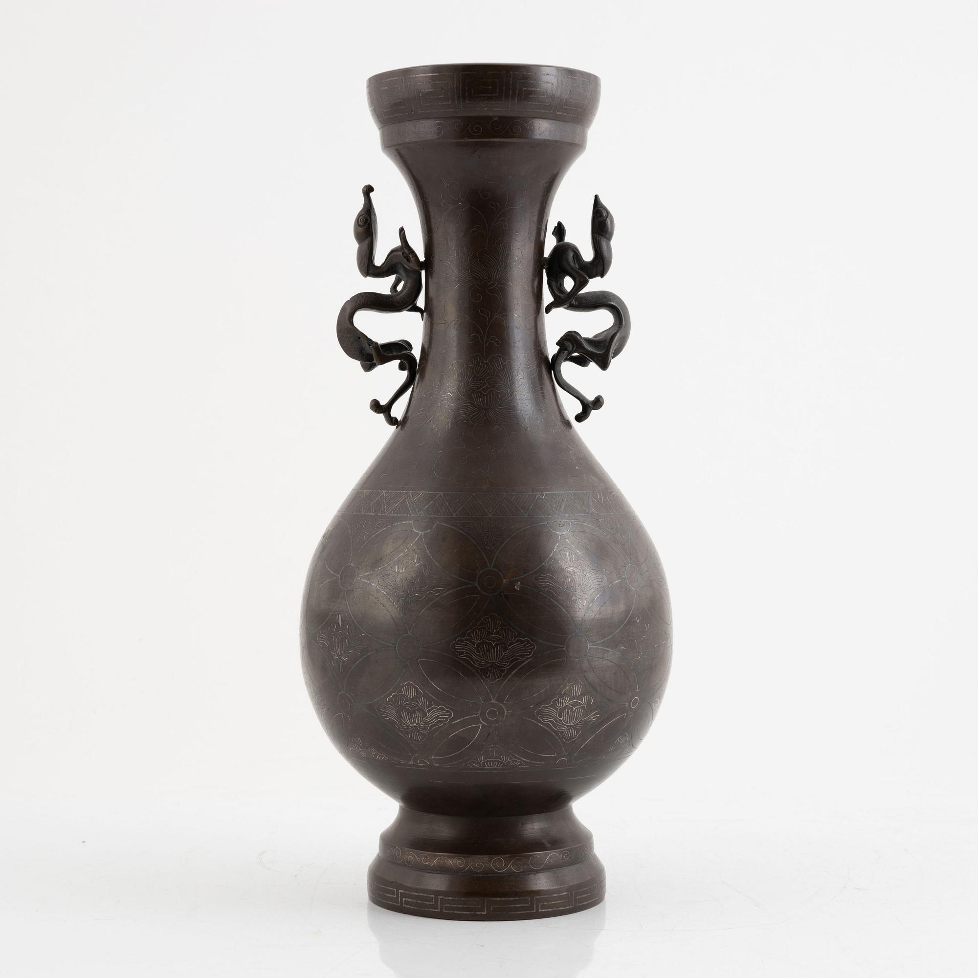 A bronze vase, Japan, Meiji (1868-1912).