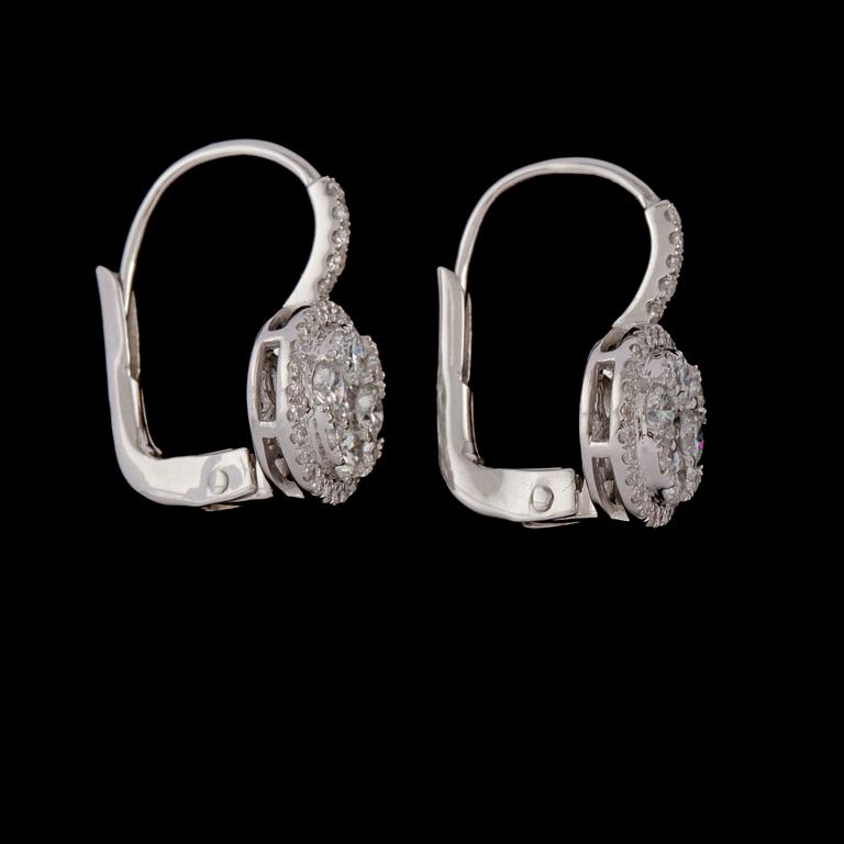 ÖRHÄNGEN, 18k vitguld med briljantslipade diamanter, 0.96 ct. Vikt 3 g.