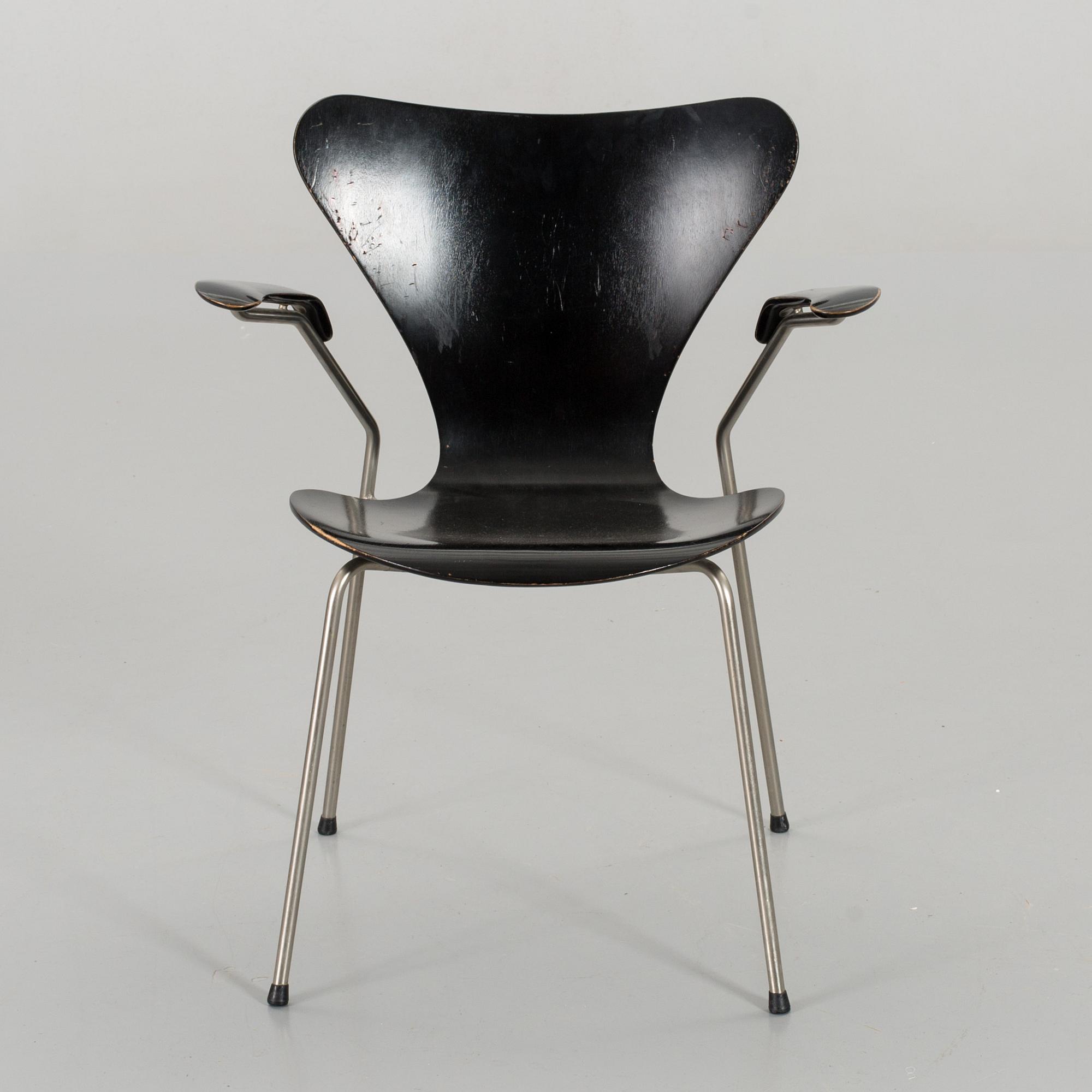 ARNE JACOBSEN ARMCHAIR "SJUAN" FOR FRITZ HANSEN. DENMARK.