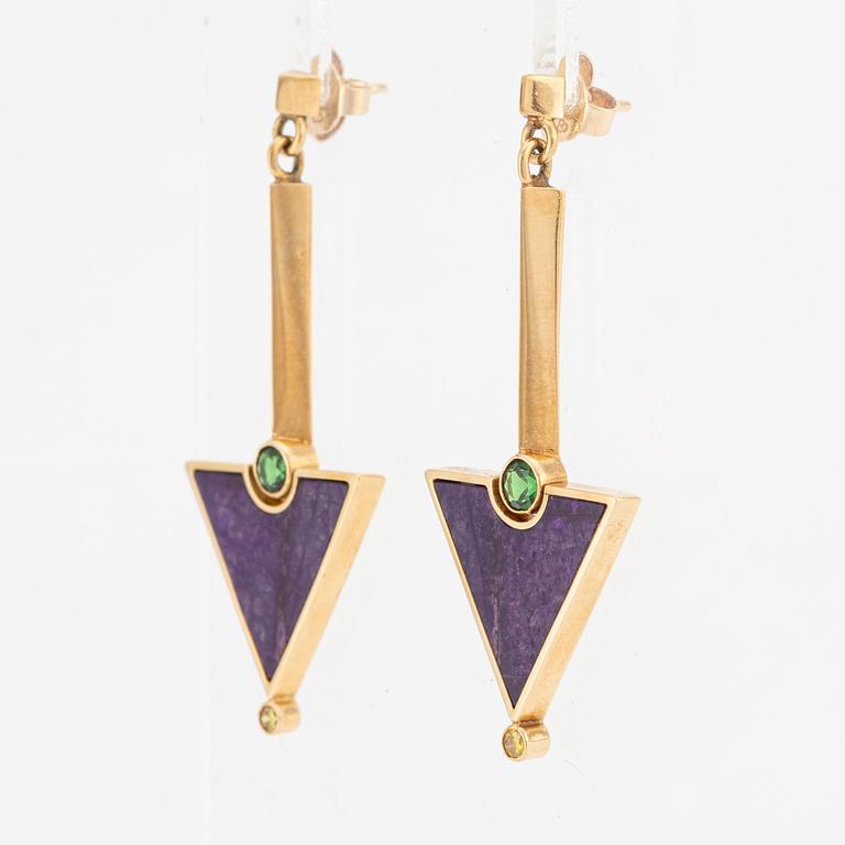 Sebastian Schildt, a pair of earrings, 18K gold with sugilite, tsavorite, and gold diamonds.