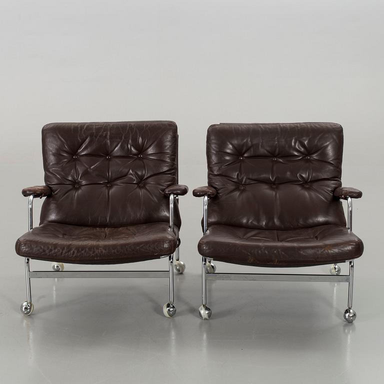 BRUNO MATHSSON, a pair of 'Karin' leather upholstered easy chairs.