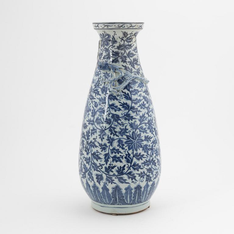 A blue and white Chinese vase. Late Qing dynasty.