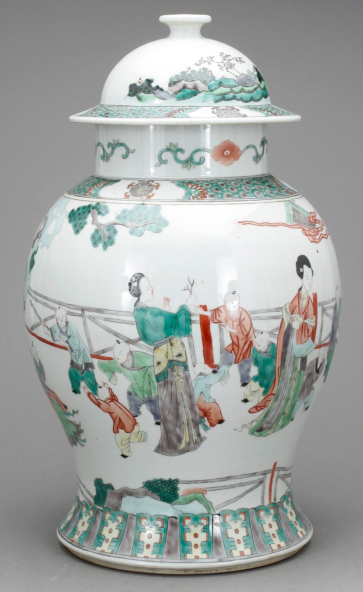 URNA MED LOCK, porslin, Kina, 1900-talet första del.