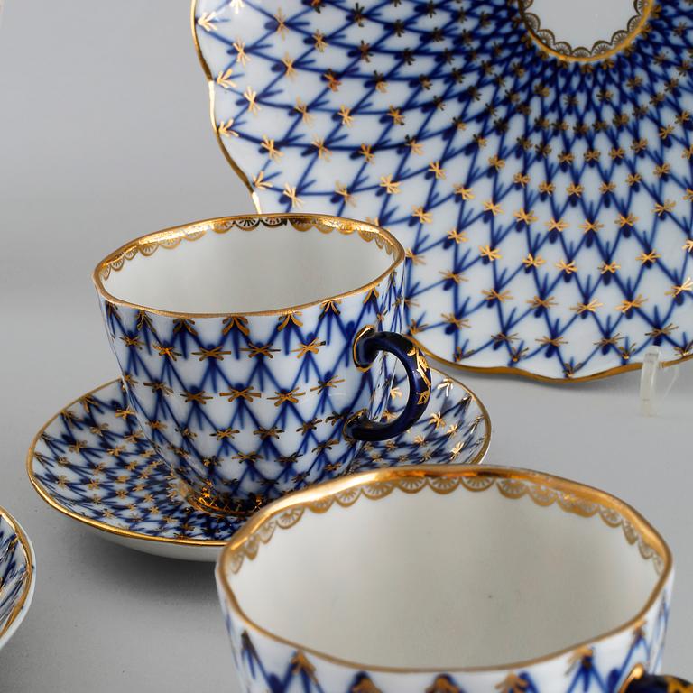 22 pieces of porcelain tableware, model "Cobolt net" from Lomonosov in Sovjet, late 20th century.