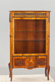 VITRINSKÅP, gustaviansk stil, 1900-tal.