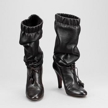 523. Yves Saint Laurent, YVES SAINT LAURENT, a pair of black boots.Size 37.
