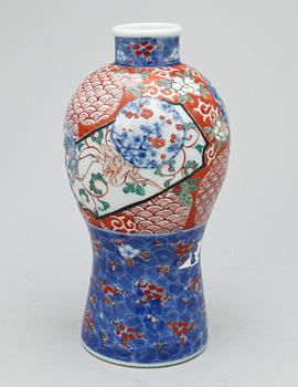 URNA, cloisonne, Japan samt VAS, porslin, Kina, 1900-tal.
