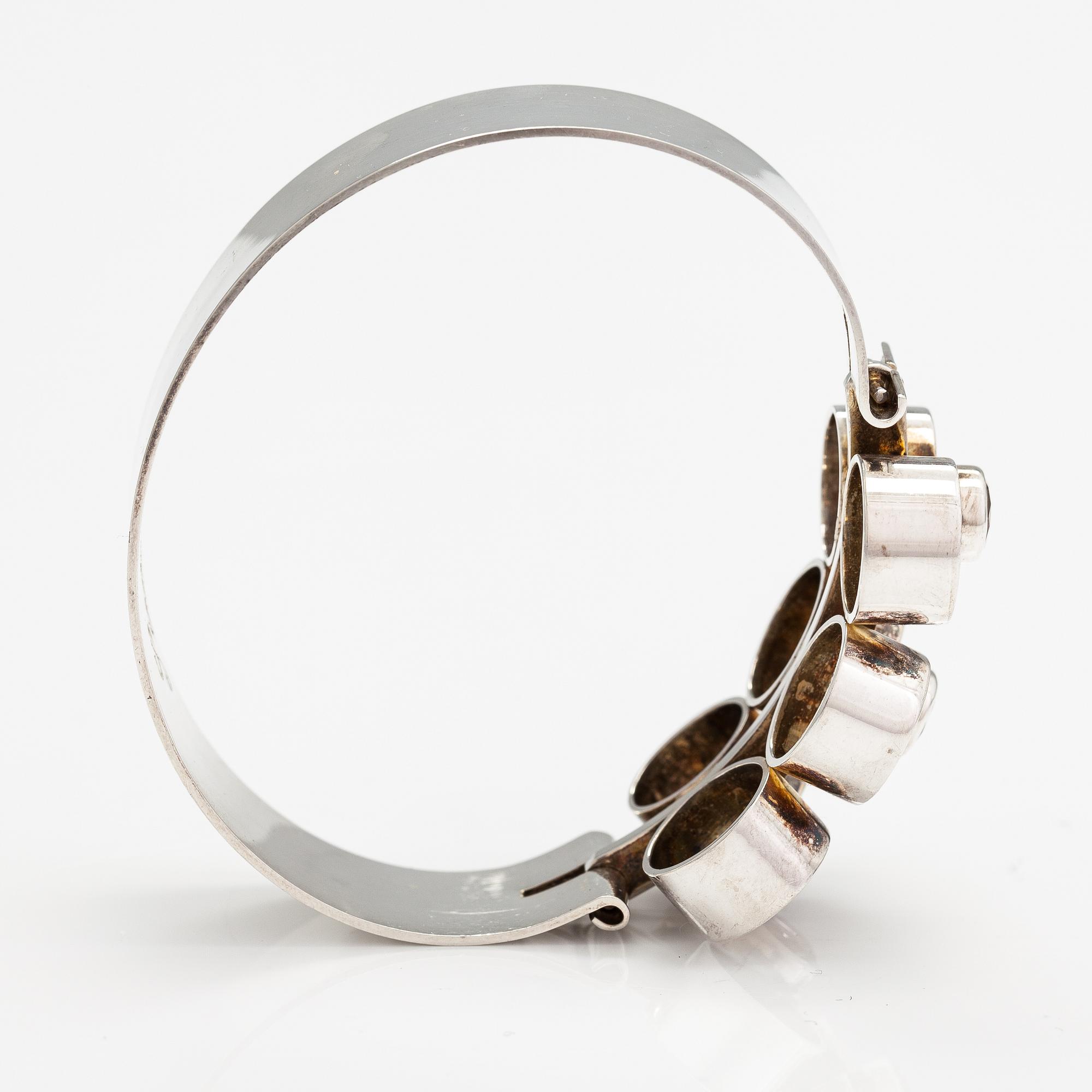 A silver bracelet with synthetic spinelles. Salovaara Ky kultaseppä, Kaarina 1966.