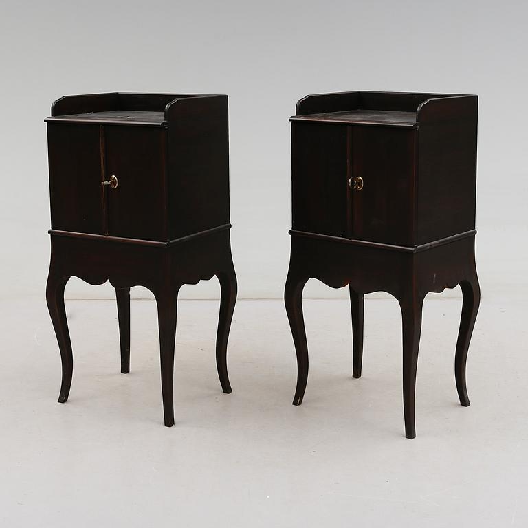 SÄNGBORD, 1 par, rokokostil, för Nationalmuseum, 1900-talets andra hälft.