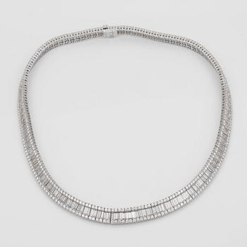 COLLIER med baguette- och briljantslipade diamanter, 24.85 ct enligt inskription.