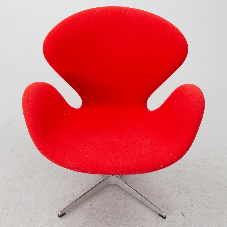 Arne Jacobsen, Fåtölj, "Svanen", Fritz Hansen, Danmark, 2000-tal.