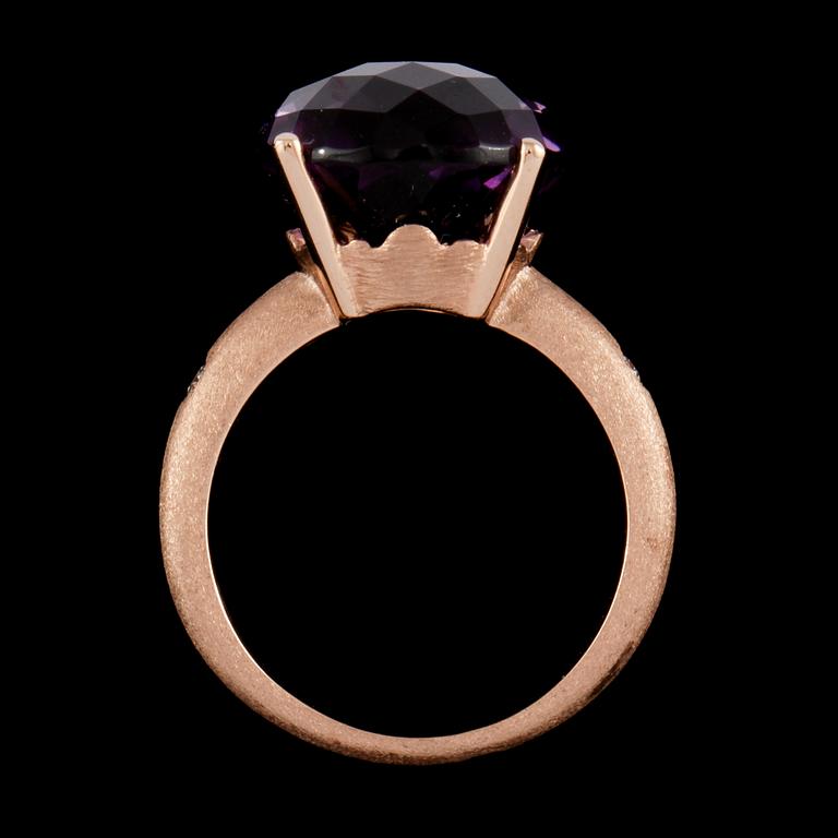 RING, 18k guld med checkerslipad ametist 8.87 ct samt 2 briljantslipade diamanter 0.04 ct. Vikt 5,9 g.