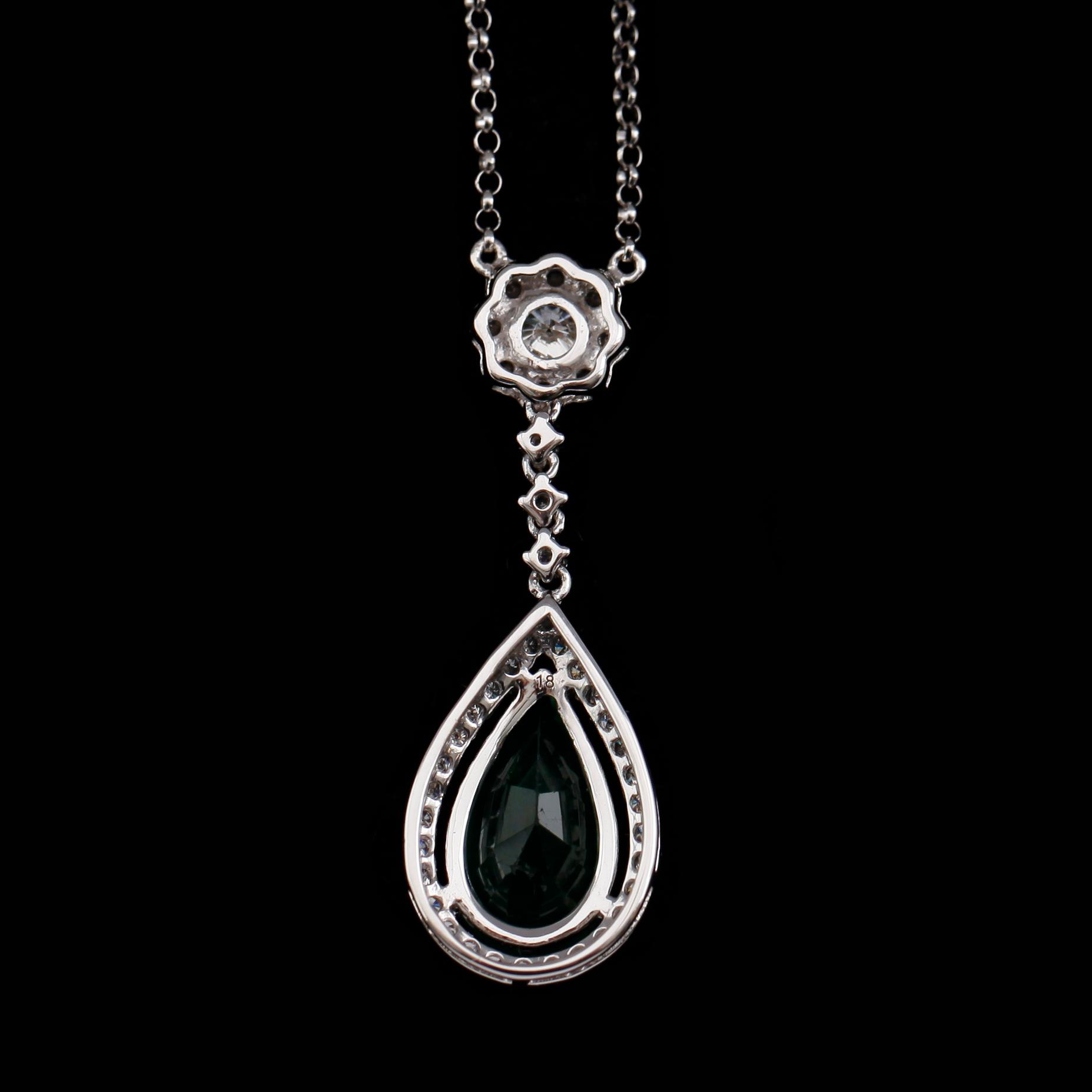 COLLIER, 18 k vitguld, droppformad fasettslipad smaragd, briljantslipade diamanter tot 0.67 ct.