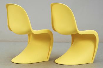 STOLAR, ett par, "Panton chair", Verner Panton för Vitra, formgivna 1960.