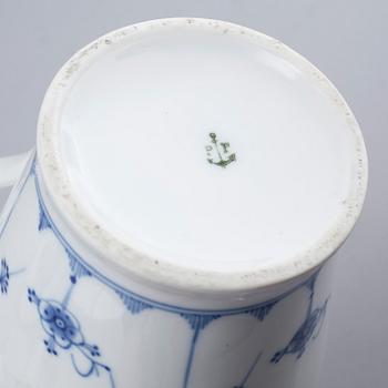 SERVISDELAR, 39 delar, porslin,  "Musselmalet", Porsgrund samt Royal Copenhagen, Norge och Danmark, 1900-tal.