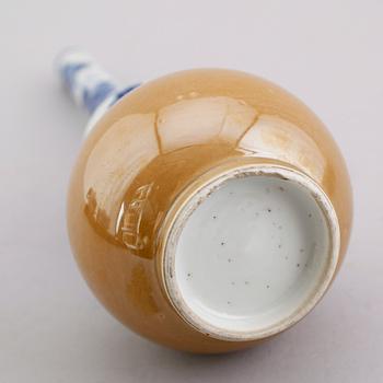 VAS/VATTENDROPPARE, porslin. Qing dynastin, 1700-tal.