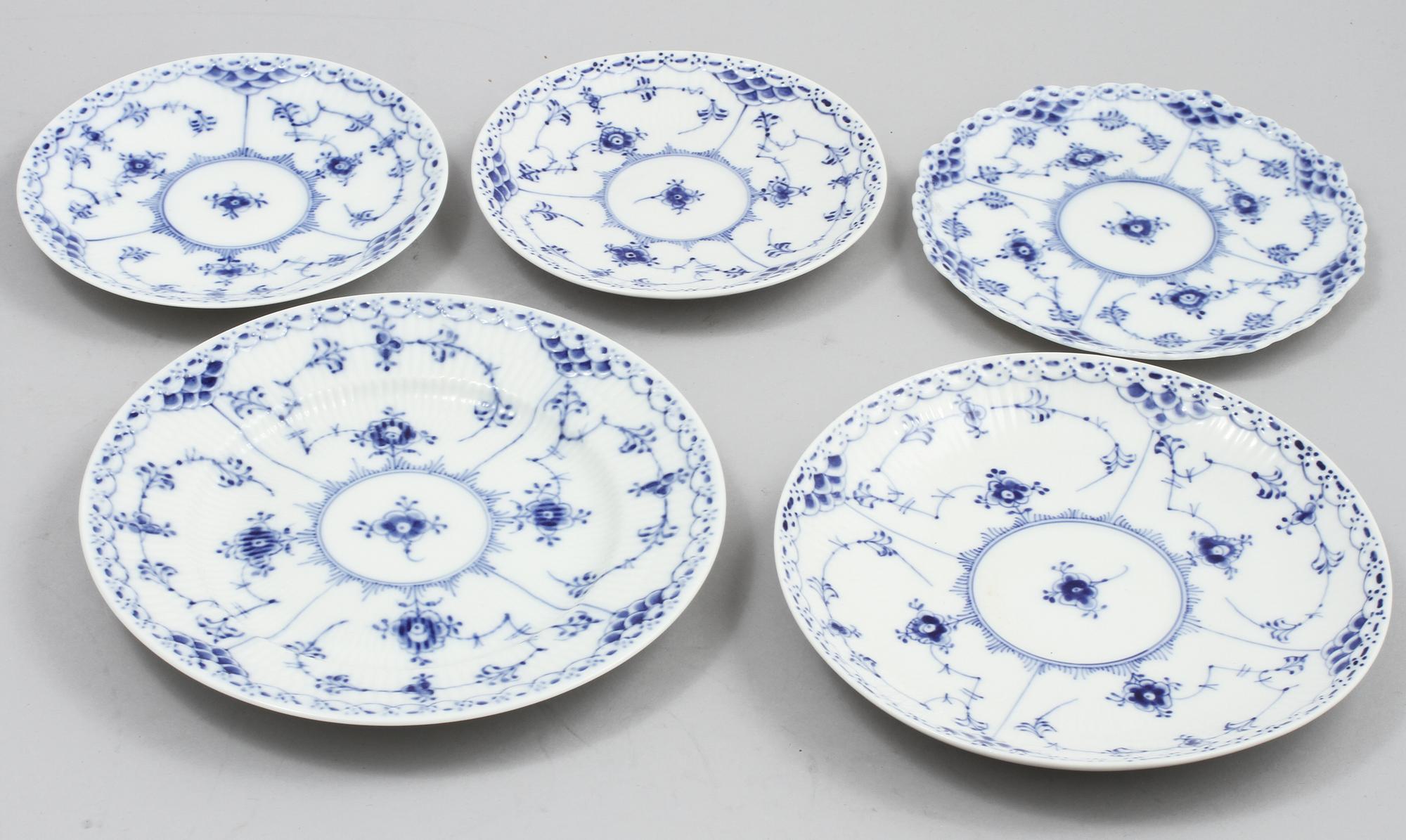 SERVISDELAR, 80 st, porslin, "Musselmalet", Royal Copenhagen, 1900-talets andra hälft.