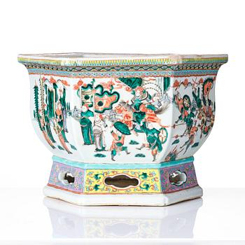 A large jardiniere, late Qing dynasty.