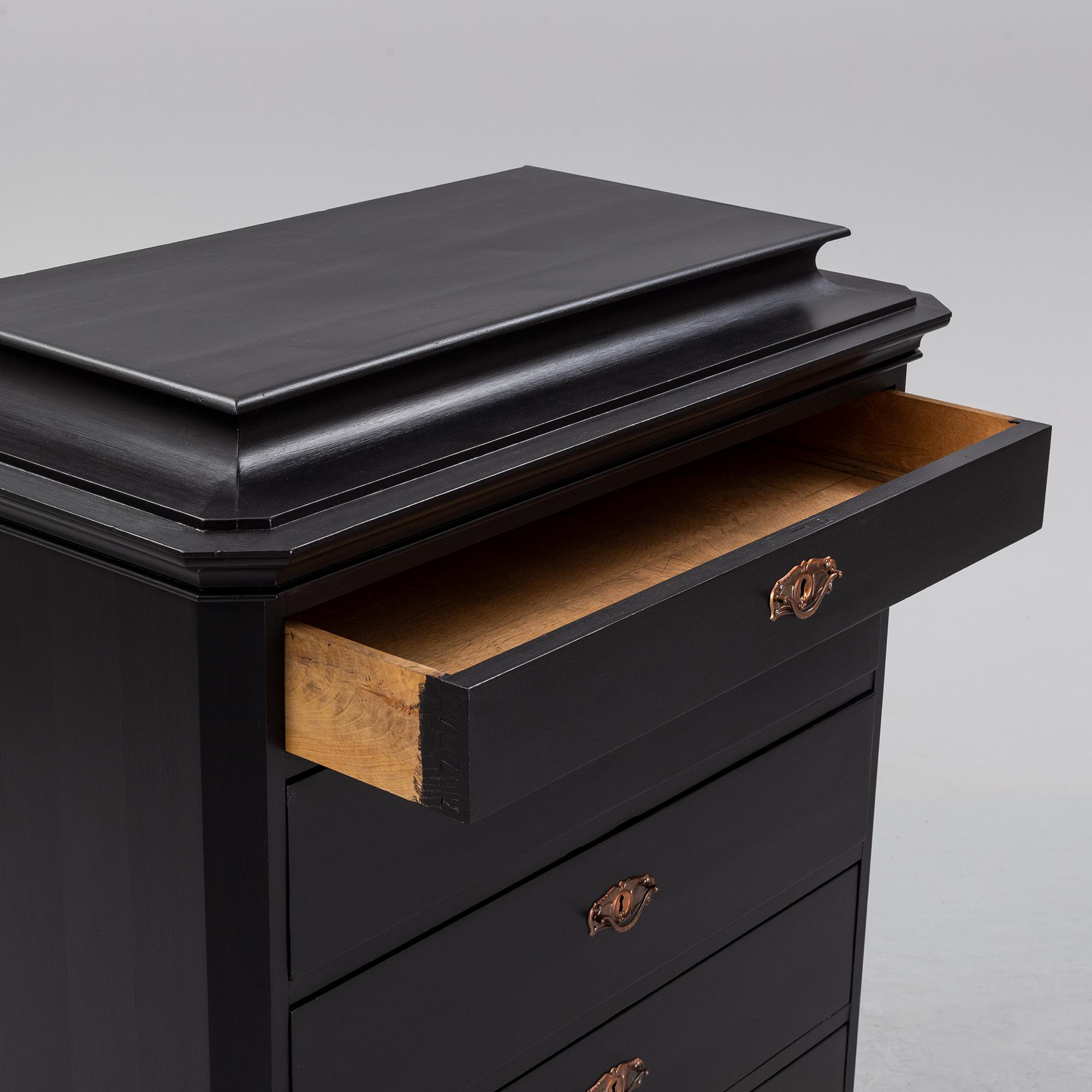 A painted chest of five drawers from around  1900.