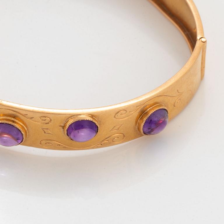 Armring 18K guld med cabochonslipade ametister.