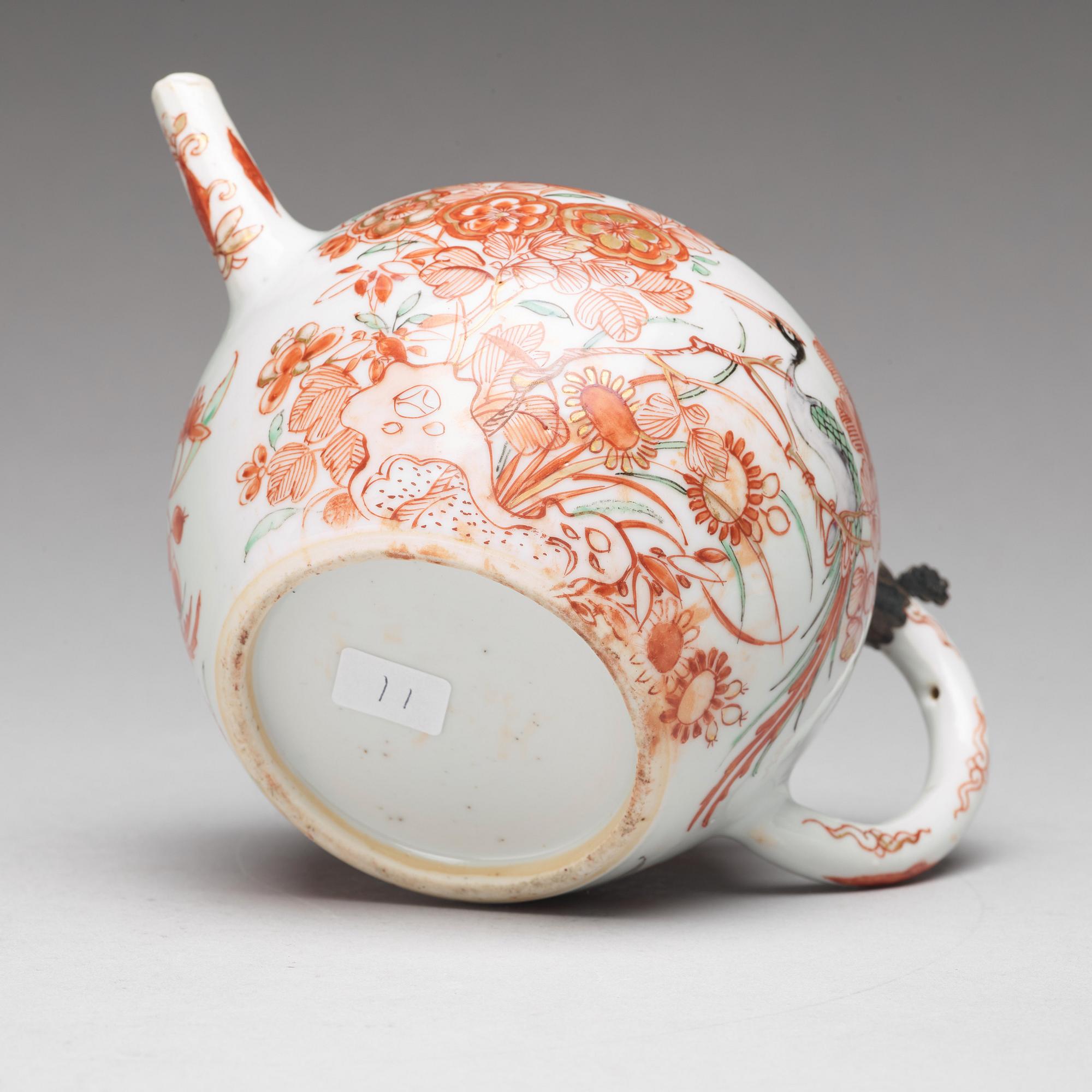 A rouge de fer tea pot, Qing dynasty, 18th Century.