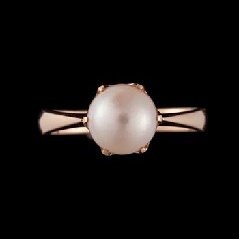 RING, 14K guld, pärla. Helsingfors, 1964. Vikt ca 3,7 g.