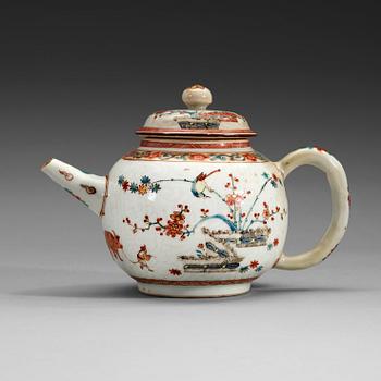 229. A famille verte kakiemon tea pot with cover, Qing dynasty, Kangxi (1662-1722).