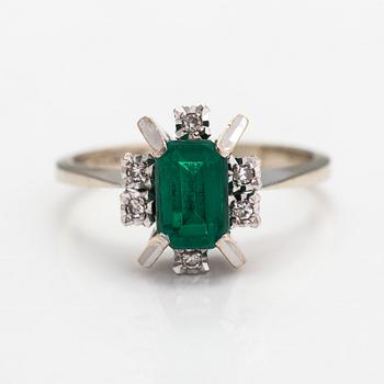 An 18K white gold ring with diamonds ca 0.06 ct in total and emerald triplet.
