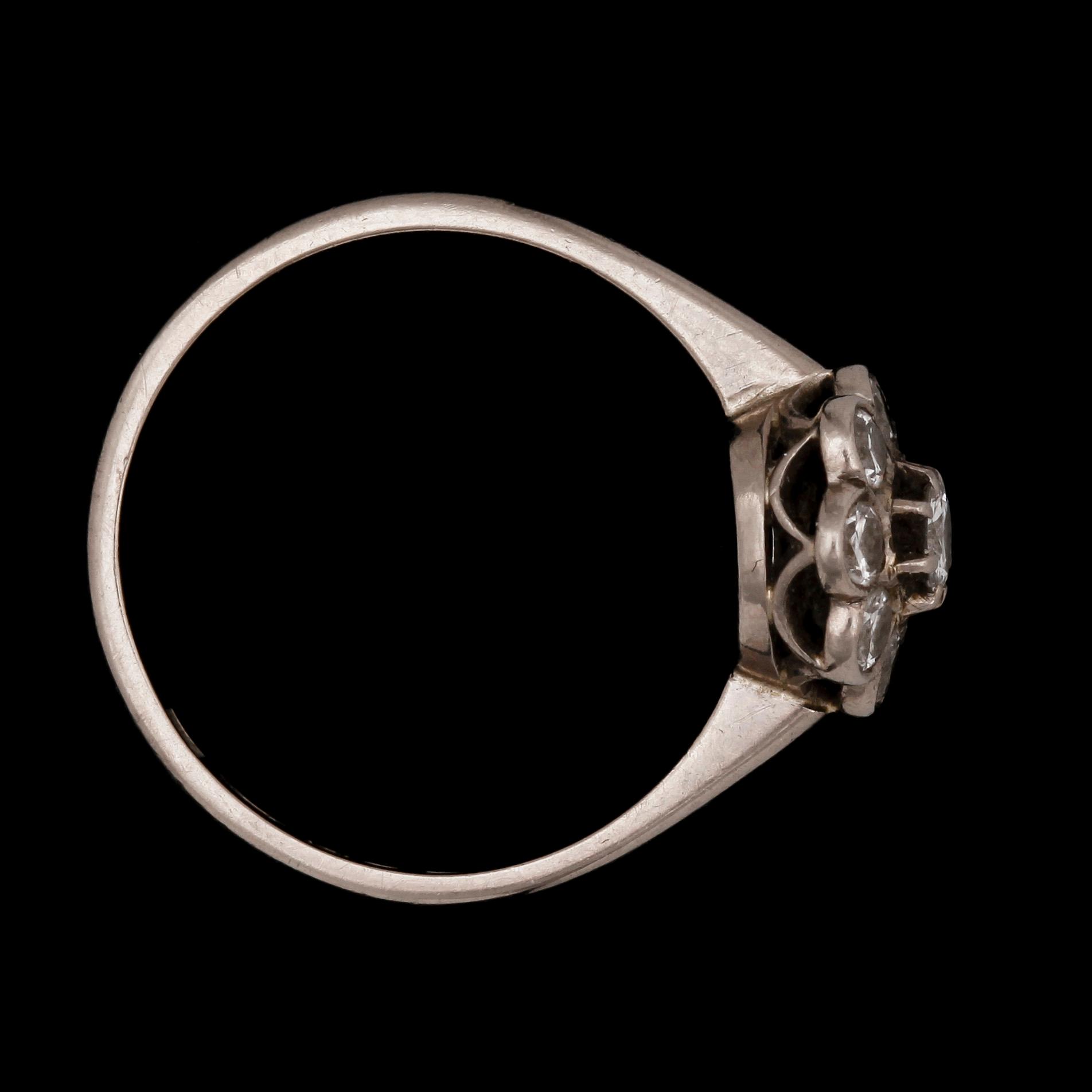 RING, Karmosé, 18K vitguld med briljantslipade diamanter, tot ca 0,36ct. Vikt ca 2,9g.