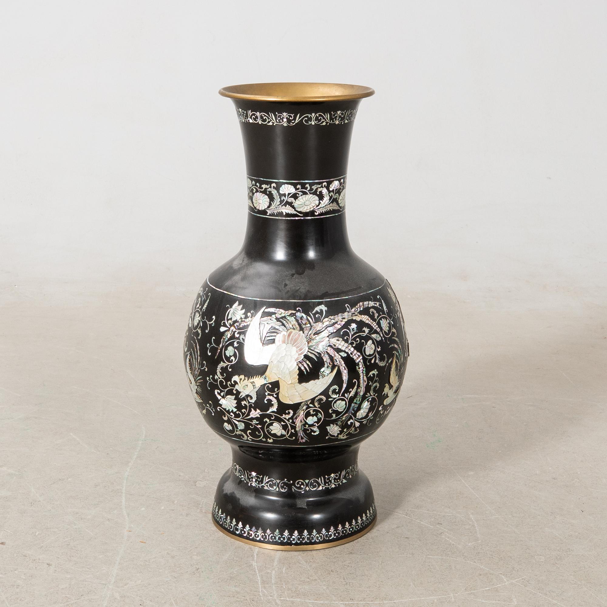 Floor vase East Asia 20th century.