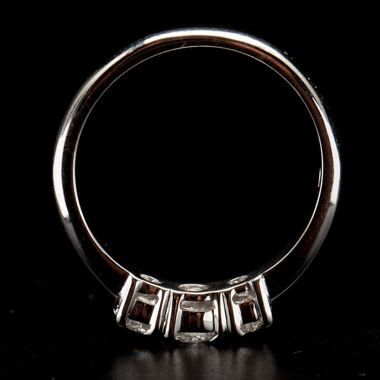 RING, vitguld 18K, briljantslipade diamanter 0,25 ct, 2 x 0,14 ct, tot. 0,53 ct. Vikt 3,9 g. Intyg.