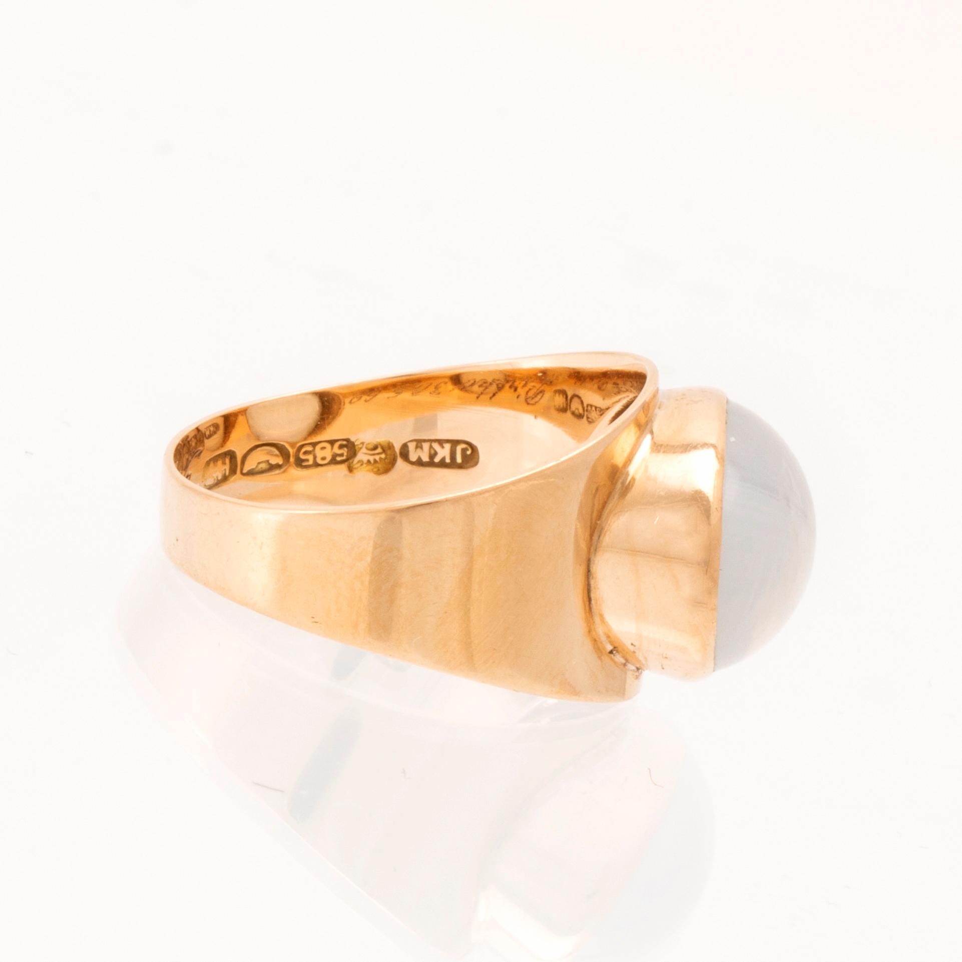 Ring 14K guld med cabochonslipad månsten, Finland 1961.