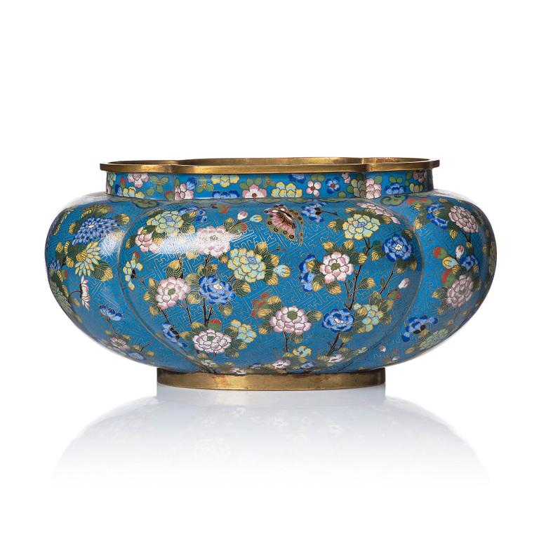 A lobed cloisonné flower pot, Qing dynasty, 19th century.