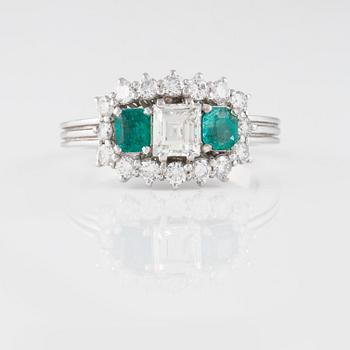 RING, 18K vitguld med en carré- och 16 briljantslipade diamanter samt 2 fasettslipade smaragder. Vikt 5,4 gram.