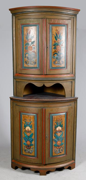 HÖRNSKÅP, allmoge, daterat 1773.