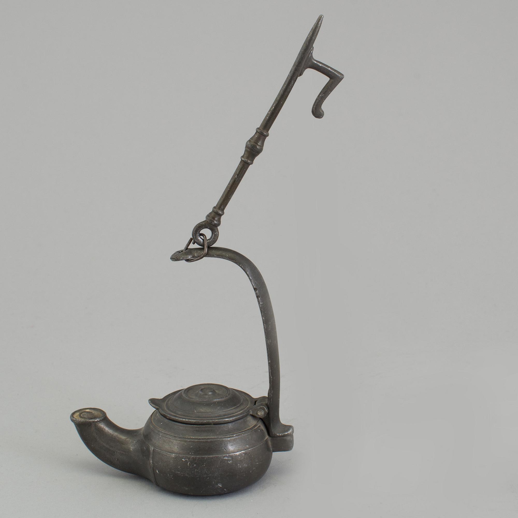 AN 18TH CENTURY PEWTER OIL LAMP.