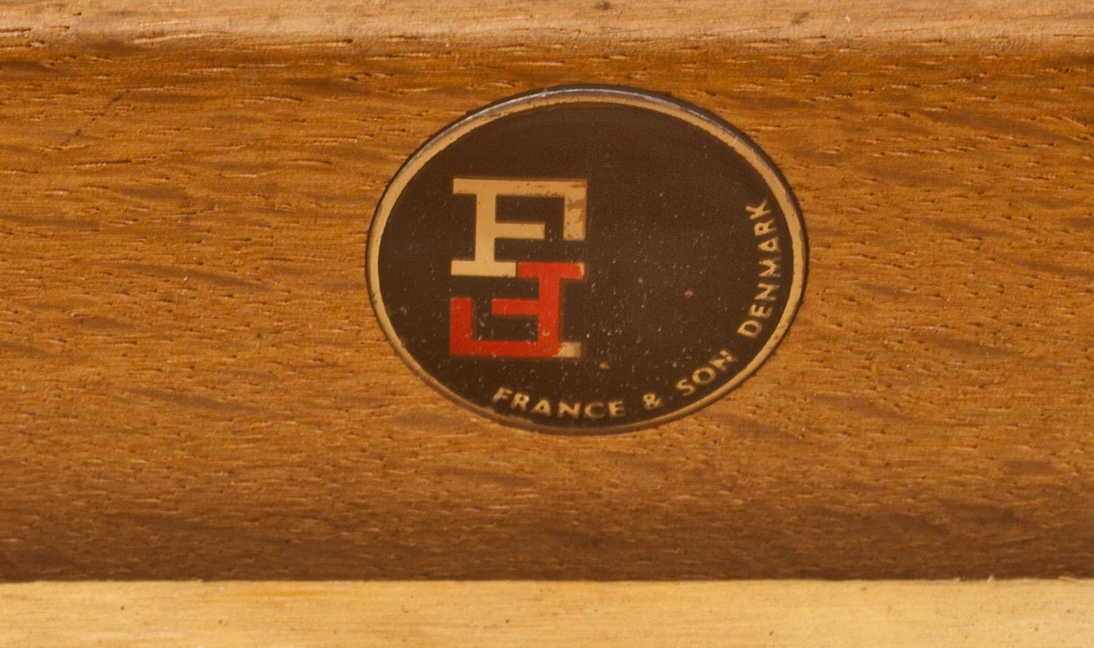 KARMSTOL, möjligen Grete Jalk, etikettmärkt France & Son, Danmark.