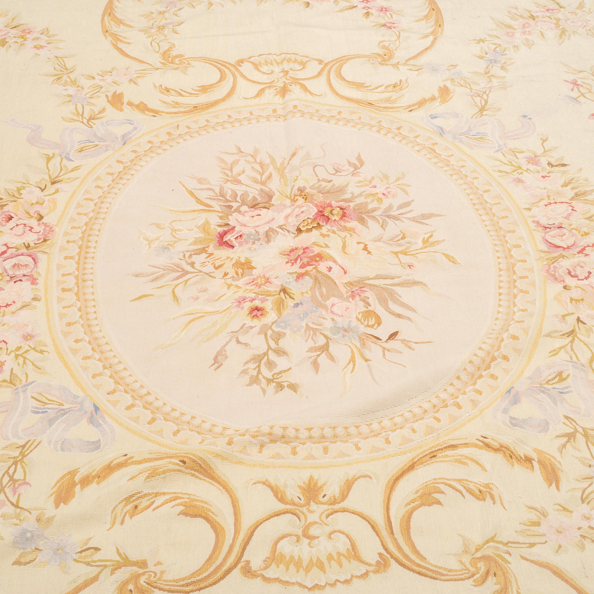 A CARPET, old, possibly Aubusson, tapestry weave, ca 490,5 x 332 cm.