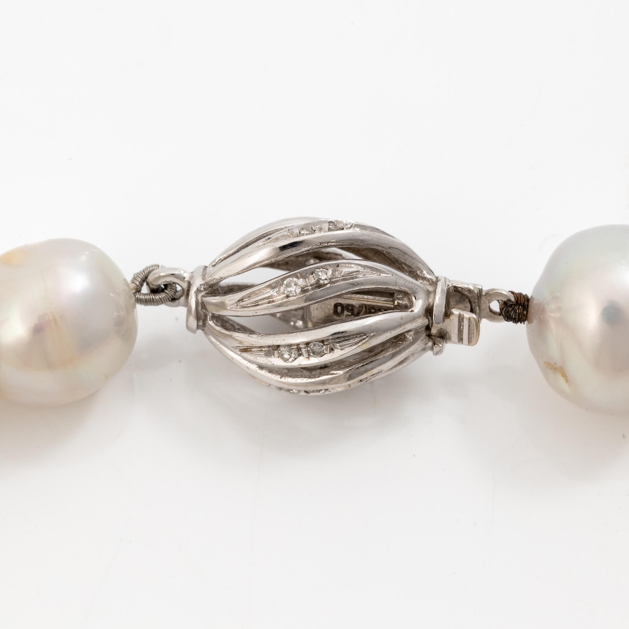 Two pearl necklaces with cultured freshwater pearls, two 18K white gold clasps set with small diamonds.