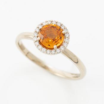 Ring 14K gold with citrine and brilliant-cut diamonds.