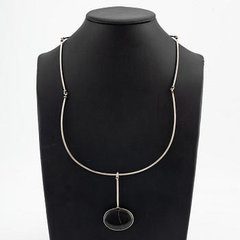 Vivianna Torun Bülow-Hübe, hänge med kedja, silver med strandsten, 1963.