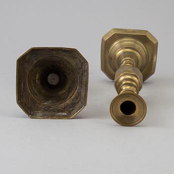 A PAIR OF ENGLISH 19TH CENTURY BRONZE CANDLSTICKS.